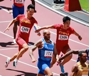 橄榄球小组赛焦点战：辽东迅豹队翻盘燕赵巨龙队，外线火力全开。黑马成最大惊喜